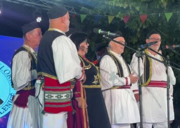 Selenica, skena e traditës labe: Festivali mbledh 25 grupe, kënga labe ngre shqetësimin për bashkimin me Vlorën