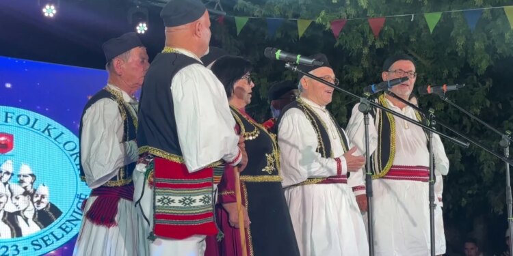 Selenica, skena e traditës labe: Festivali mbledh 25 grupe, kënga labe ngre shqetësimin për bashkimin me Vlorën