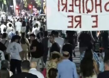 Serbia nuk e humbi, Kosova u çlirua — pas 74 ditësh tubimi në Tiranë protestuesit nisin marshimin pas fjalimeve