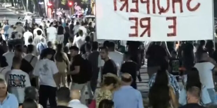 Serbia nuk e humbi, Kosova u çlirua — pas 74 ditësh tubimi në Tiranë protestuesit nisin marshimin pas fjalimeve