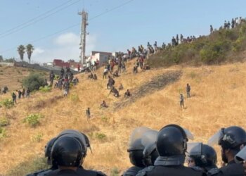 Sërish përpjekje për të hyrë në Ceuta; policia marokene arreston mbi 100 emigrantë të paligjshëm