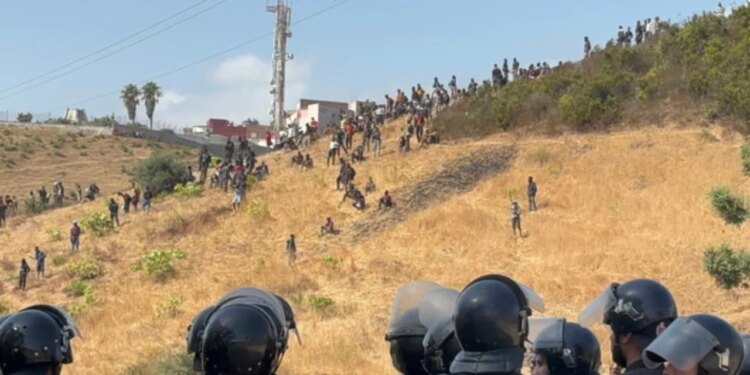 Sërish përpjekje për të hyrë në Ceuta; policia marokene arreston mbi 100 emigrantë të paligjshëm