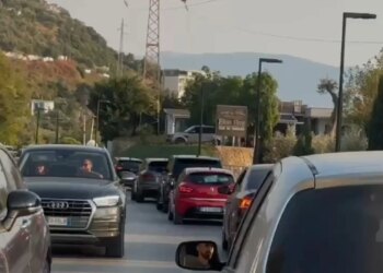 Sezoni veror: lëvizje të shumta, trafik i rënduar në Vlorë dhe vështirësi në qarkullim të mjeteve