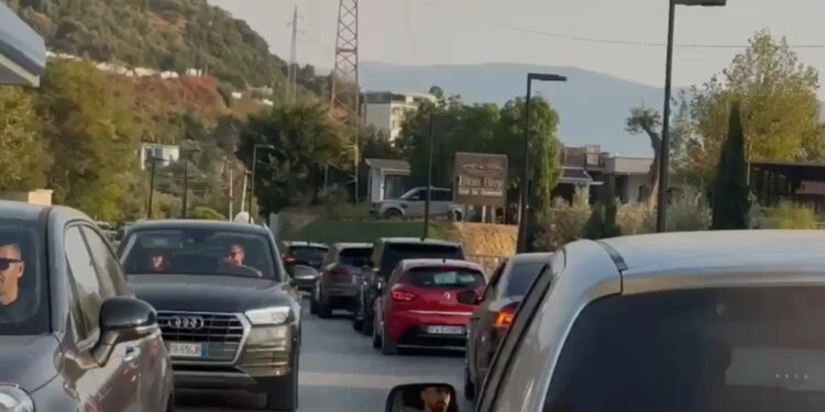 Sezoni veror: lëvizje të shumta, trafik i rënduar në Vlorë dhe vështirësi në qarkullim të mjeteve