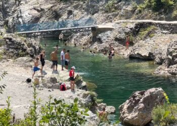 Shkodra në kulmin e sezonit: nga Velipoja në Theth rritet numri i turistëve dhe trafiku në qytet rëndohet