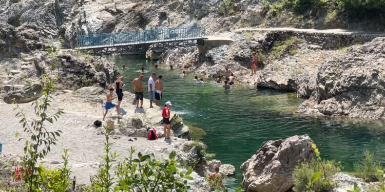 Shkodra në kulmin e sezonit: nga Velipoja në Theth rritet numri i turistëve dhe trafiku në qytet rëndohet