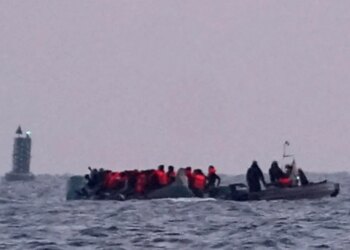 Shmanget tragjedia në Kanalin Anglez ndërsa mbi 150 emigrantë shpëtohen pas zjarrit në varkë