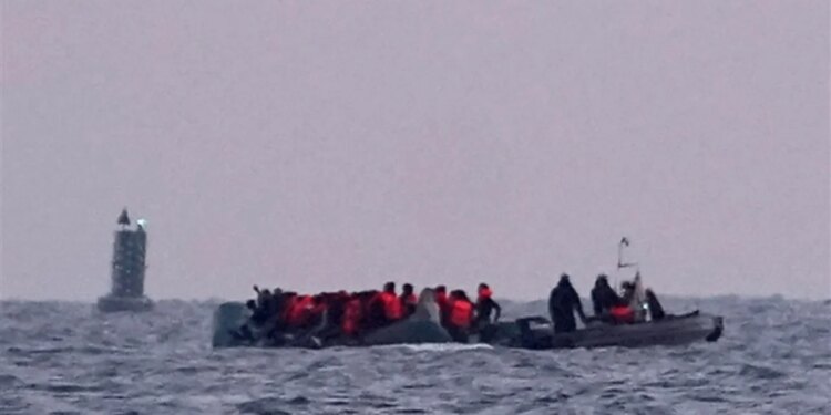 Shmanget tragjedia në Kanalin Anglez ndërsa mbi 150 emigrantë shpëtohen pas zjarrit në varkë