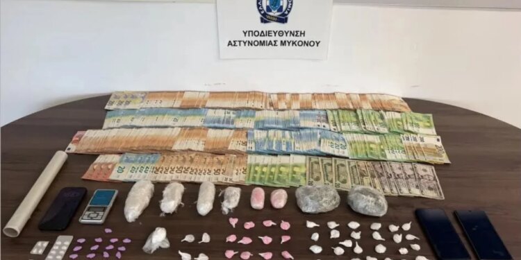 Shpërndanin drogë me makinë në Mykonos; në pranga dy shqiptarët, policia sekuestron 65 mijë euro, zbulohen identitetet