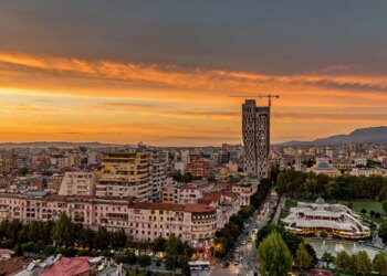 Shqiptarët dhe të huajt blejnë shtëpi për qira, por biznesi ndryshon, si lëvizi tregu në vitin e fundit