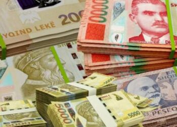 Shqiptarët shtojnë kursimet në lekë teksa euroja bie nën 90 lekë