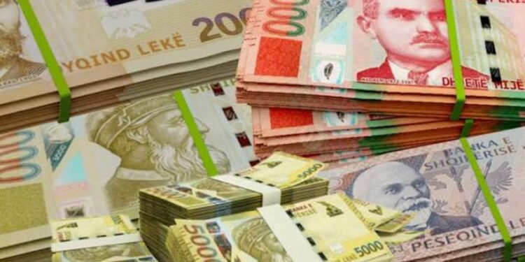 Shqiptarët shtojnë kursimet në lekë teksa euroja bie nën 90 lekë