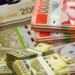Shqiptarët shtojnë kursimet në lekë teksa euroja bie nën 90 lekë