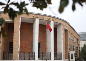 Shqiptarët vijojnë të mbajnë 5.4 mld euro cash në portofol; paraja e xhepit sfidon bankat