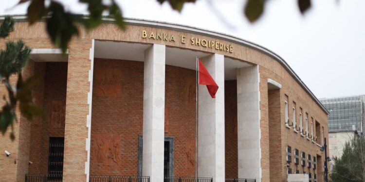 Shqiptarët vijojnë të mbajnë 5.4 mld euro cash në portofol; paraja e xhepit sfidon bankat
