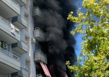 Shuhet zjarri në një pallat në Vlorë, dyshohet se shkak ishte shkëndija elektrike në ballkon