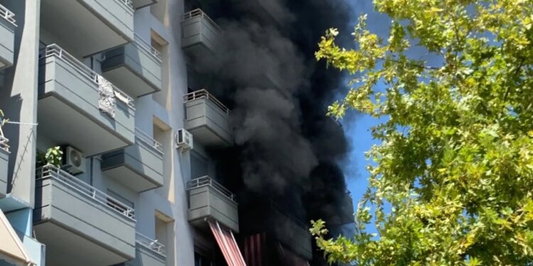 Shuhet zjarri në një pallat në Vlorë, dyshohet se shkak ishte shkëndija elektrike në ballkon