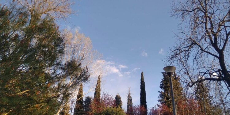 Si parashikohet moti këtë të diel: temperatura të larta dhe pluhur në ajër