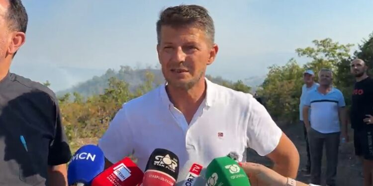 Situata tepër e rrezikshme, kryetari i Mirditës: Flakët përhapen shumë nga era në Tenë, zjarret të qëllimshme