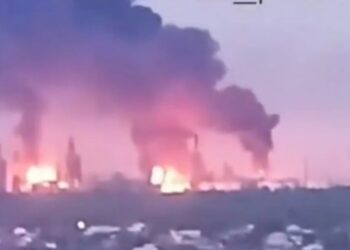 Sulm masiv me dronë nga Ukraina në Rusi, rafineria e naftës digjet, 5 persona të plagosur