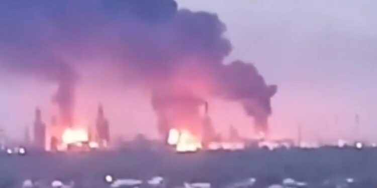 Sulm masiv me dronë nga Ukraina në Rusi, rafineria e naftës digjet, 5 persona të plagosur