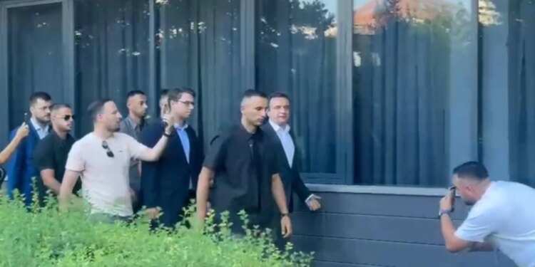 Takimi Kurti-Abdixhiku në Kuvend mbi negociatat e formimit të institucioneve; kryeministri i Kosovës: Kemi mbështetje të mjaftueshme, por…
