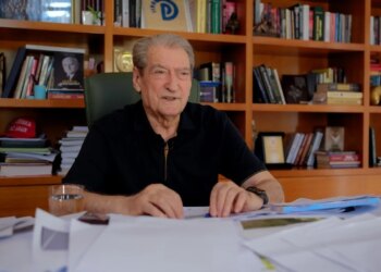 Të gjithë demokratët në protestë / Berisha: Zjarrfikësit pa asnjë lek shtesë, mosmirënjohje e thellë e qeverisë ndaj tyre