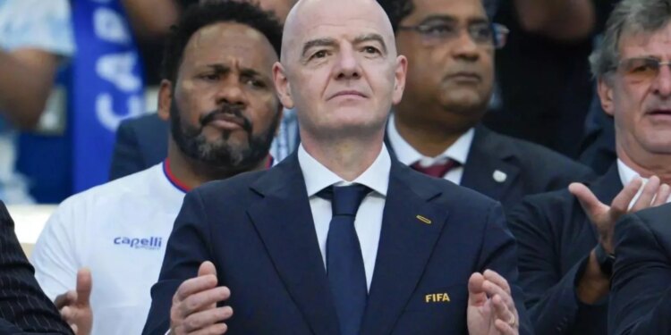 Të gjithë i dalin kundër Infantinos, legjendat e futbollit bashkohen për largimin e tij si president i FIFA-s