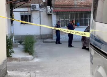 Të shtënat në Korçë që i morën jetën 20-vjeçarit; Policia identifikon të dyshuarin, tre persona shoqërohen në Komisariat