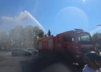 Temperaturat arrijnë 41°C; zjarrfikësit e Vlorës freskojnë qytetin dhe qytetarët me ujë