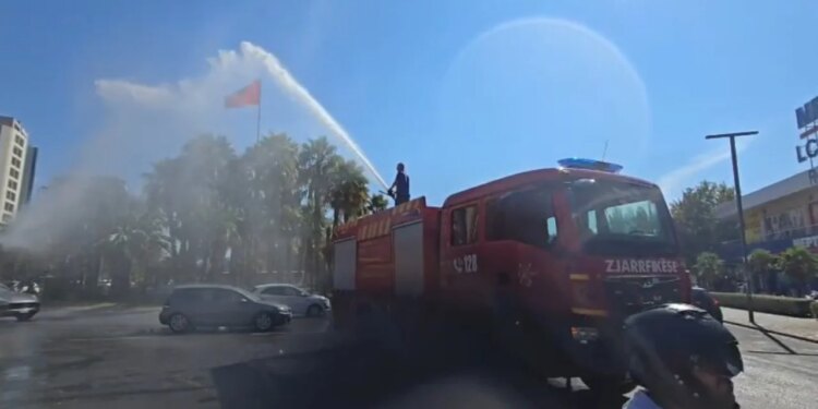 Temperaturat arrijnë 41°C; zjarrfikësit e Vlorës freskojnë qytetin dhe qytetarët me ujë