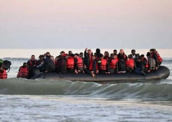Tension Angli–Francë: Nigel Farage propozon dërgimin e ushtrisë për emigrantët në La Mansh; Parisi reagon ashpër