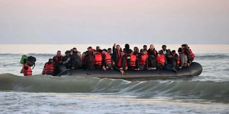 Tension Angli–Francë: Nigel Farage propozon dërgimin e ushtrisë për emigrantët në La Mansh; Parisi reagon ashpër