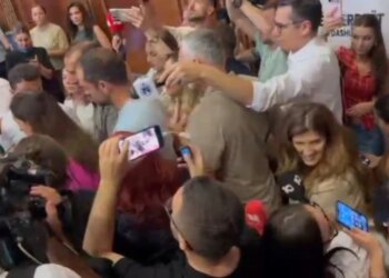 Tensione në Kuvendin e Kosovës: ministrja Gërvalla përplaset me deputetët e PDK, Musliu e lag me ujë