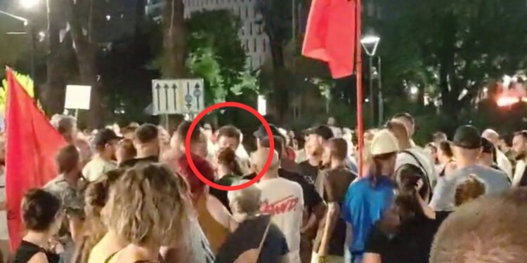 Tensione në ditën e 89-të të tubimit në Tiranë: Sali Lushaj përplaset fizikisht me Dritan Goxhaj, protestuesit ndërhyjnë