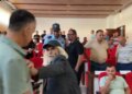 Tensione në mbledhjen e Këshillit Bashkiak në Maliq, i moshuari me shkop i hakërrehet kryetarit; mazhoranca braktis sallën