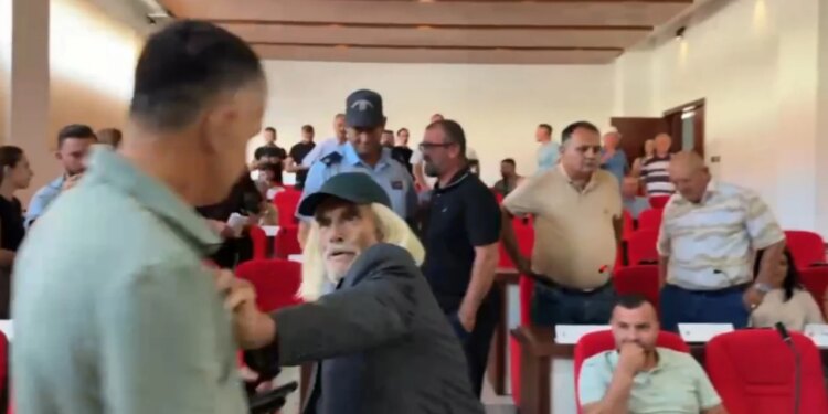 Tensione në mbledhjen e Këshillit Bashkiak në Maliq, i moshuari me shkop i hakërrehet kryetarit; mazhoranca braktis sallën