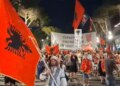 Tensione në tubimin e 70-të para Kryeministrisë; protestuesja Mos më prek bllokon fjalimet, mbyllet me marshim në kryeqytet