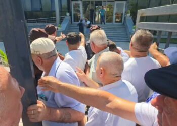 Tensionohet protesta në Patos-Marinëz, banorët përplasen me rojet e Bankers Petroleum, kërkojnë përgjigje për tokat