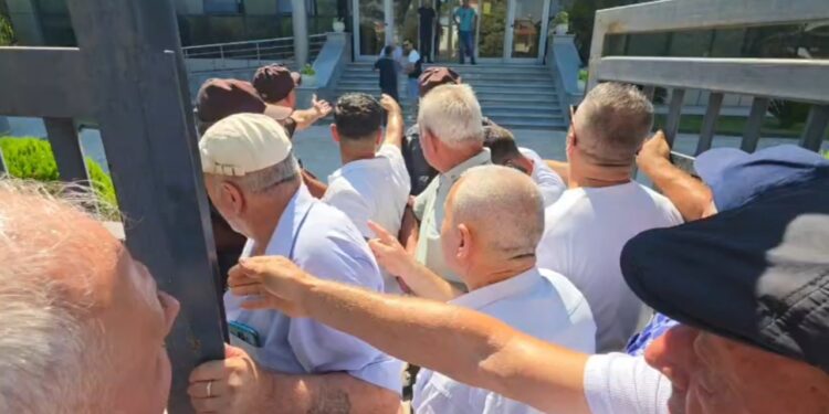 Tensionohet protesta në Patos-Marinëz, banorët përplasen me rojet e Bankers Petroleum, kërkojnë përgjigje për tokat