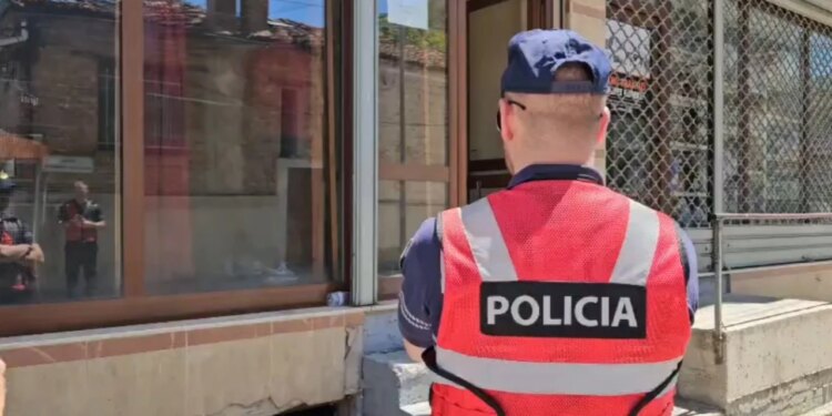 Tentativë vrasjeje në një lokal të frekuentuar në Elbasan; policia në kërkim të autorit