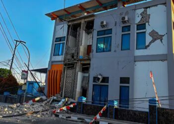 Tërmeti i magnitudës 7.7 në Indonezi: Çahet betoni, njerëzit ishin në gjumë! Shkon në 40 numri i viktimave