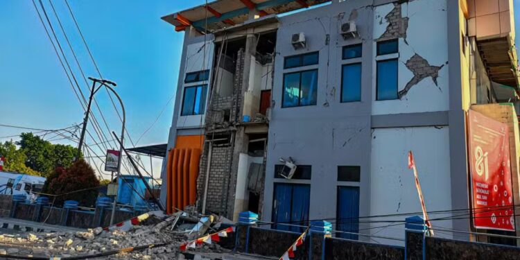 Tërmeti i magnitudës 7.7 në Indonezi: Çahet betoni, njerëzit ishin në gjumë! Shkon në 40 numri i viktimave