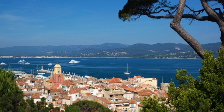 Terror në Saint-Tropez: Katër të armatosur hyjnë në vilën e miliarderit brazilian dhe lidhin familjen për t’i grabitur