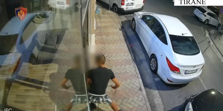 Theu masën e arrestit në shtëpi dhe kreu 8 vjedhje brenda javës në Tiranë, arrestohet 20-vjeçari