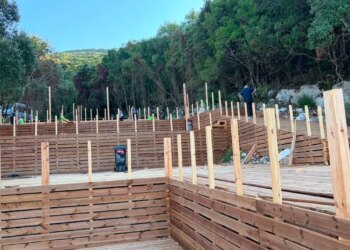 Tjetër aksion në Vlorë: IKMT ndërhyn dhe shemb objekt në gadishullin e Karaburunit, ndalohet autori pa leje