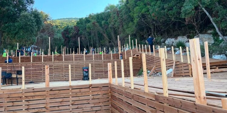 Tjetër aksion në Vlorë: IKMT ndërhyn dhe shemb objekt në gadishullin e Karaburunit, ndalohet autori pa leje