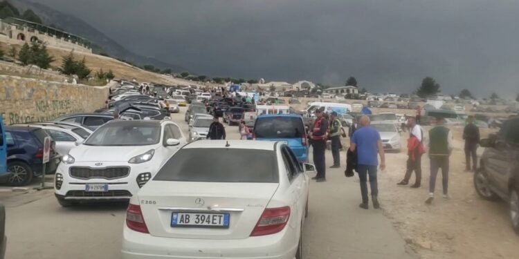 Tomorri pret mijëra pelegrinë; policia rrit masat në akset drejt Teqesë së Kulmakut deri më 25 gusht