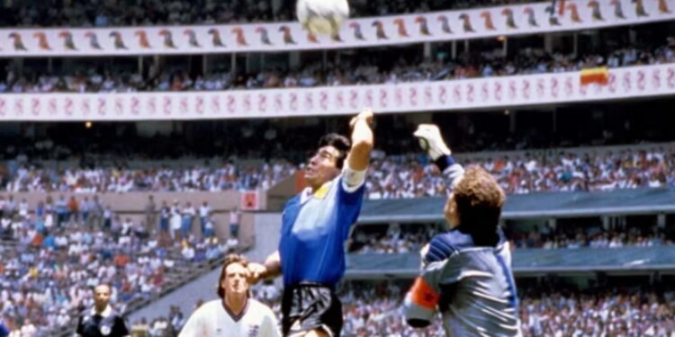 Topi i Dorës së Zotit i Maradonës nga Botërori 1986 shitet në ankand rreth 3 milionë euro