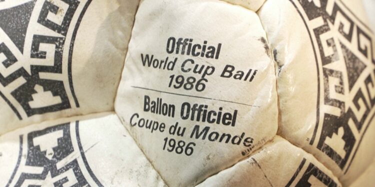 Topi i Maradonës 10 milionë dollarë: Dora e Zotit dhe Goli i Shekullit nga Botërori 1986 në ankand